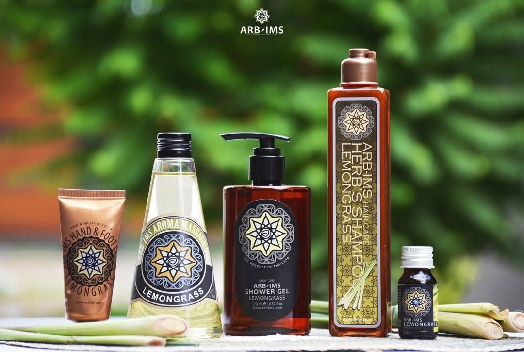 這個是在泰國相當有知名度的本土香氛品牌，在曼谷各大商圈幾乎都能看到它的身影。整體包裝設計細緻、有質感，很容易被列入旅途中必帶回家的伴手禮清單。