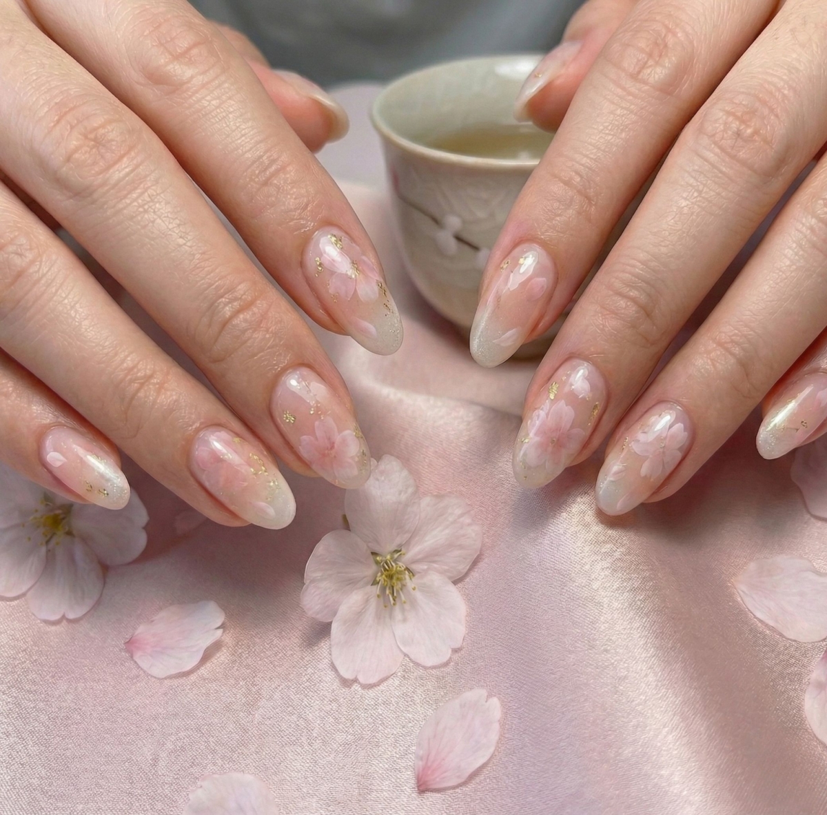 這款設計充滿甜美與優雅的氛圍，適合賞櫻季節、浪漫約會或日常想要增添溫柔氣質與少女感的場合。