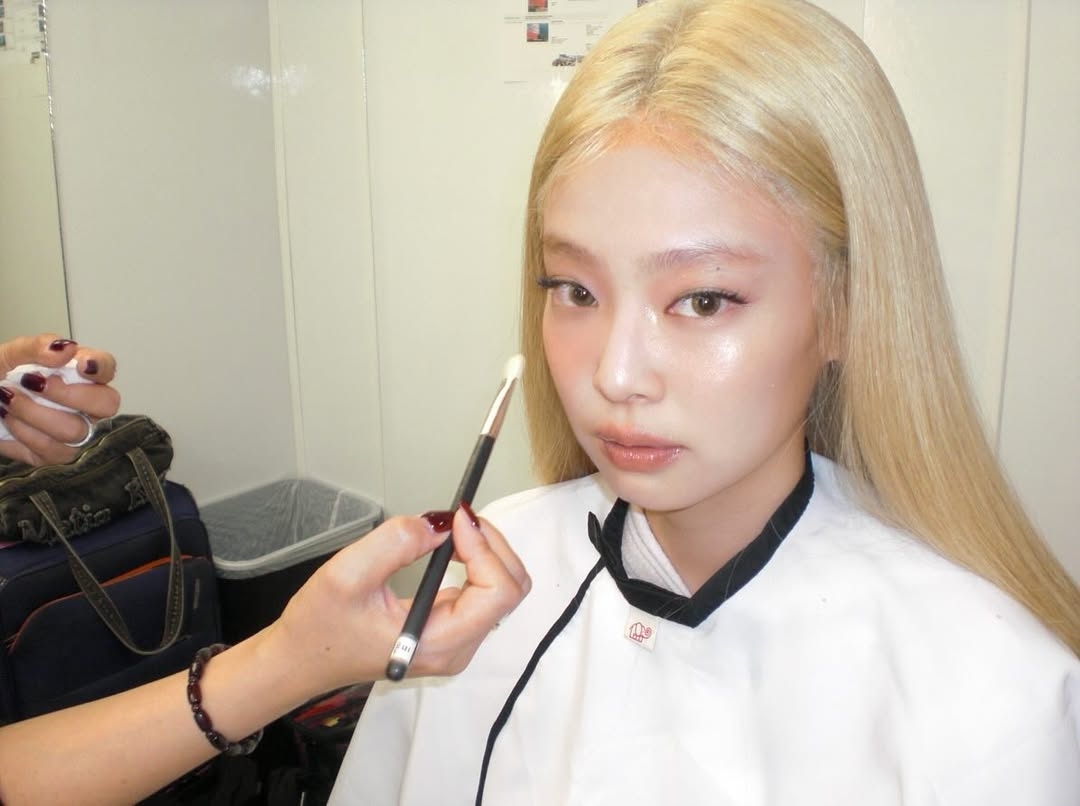 高光與打亮能將臉部某些重點部位突顯出來，不僅能調整輪廓，使妝容更加精緻，更能凸顯皮膚的光澤感。