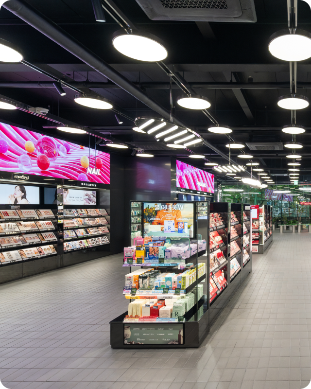 逛首爾Olive Young可透過退稅、優惠券、促銷活動和WOW PASS現金回饋省錢，還提供禮物包裝服務，讓購物更划算又便利。