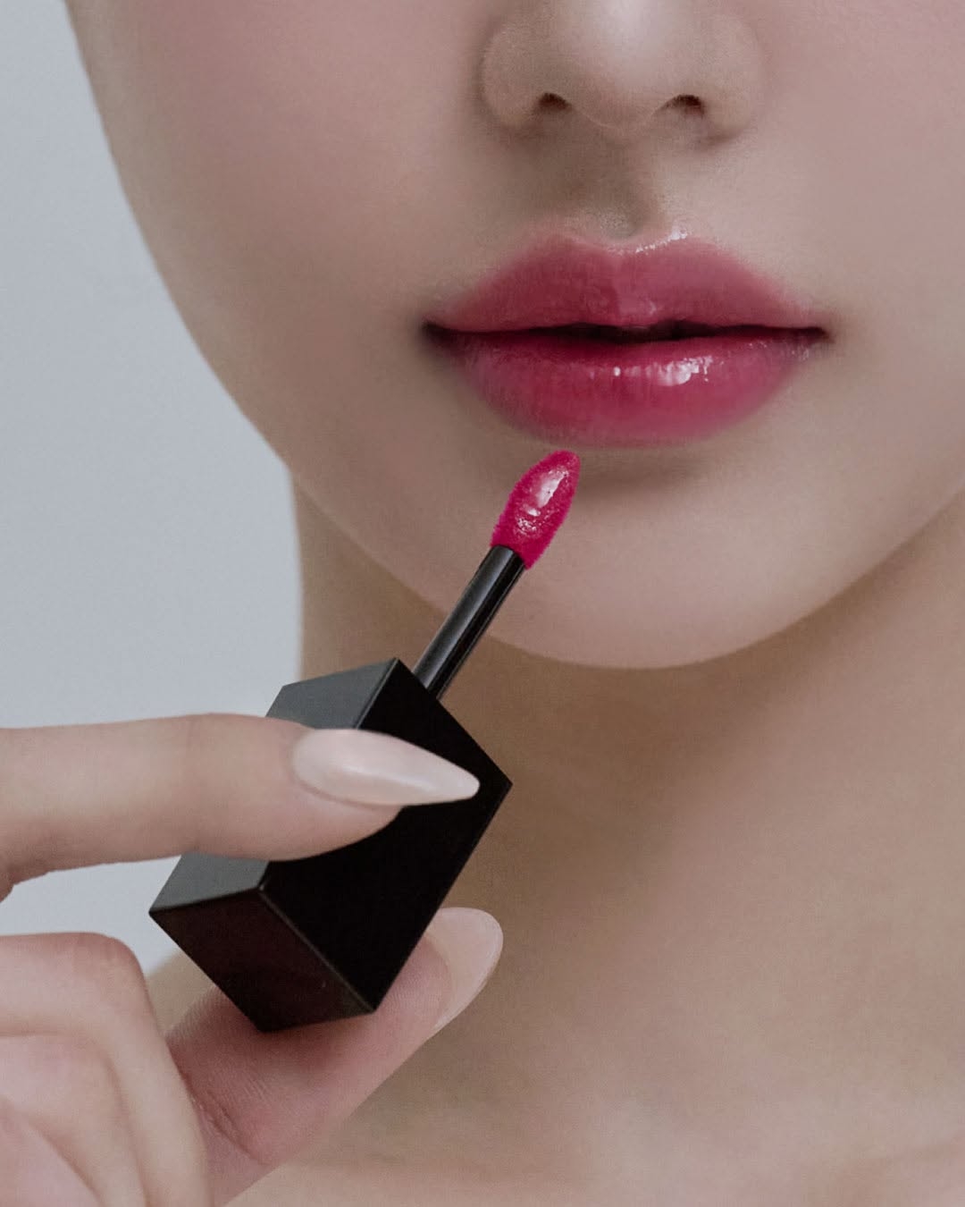 Dinto 水光唇釉以清透水光質地打造鏡面嘟嘟唇，妝感乾淨自然、持色穩定，新手也能輕鬆駕馭。