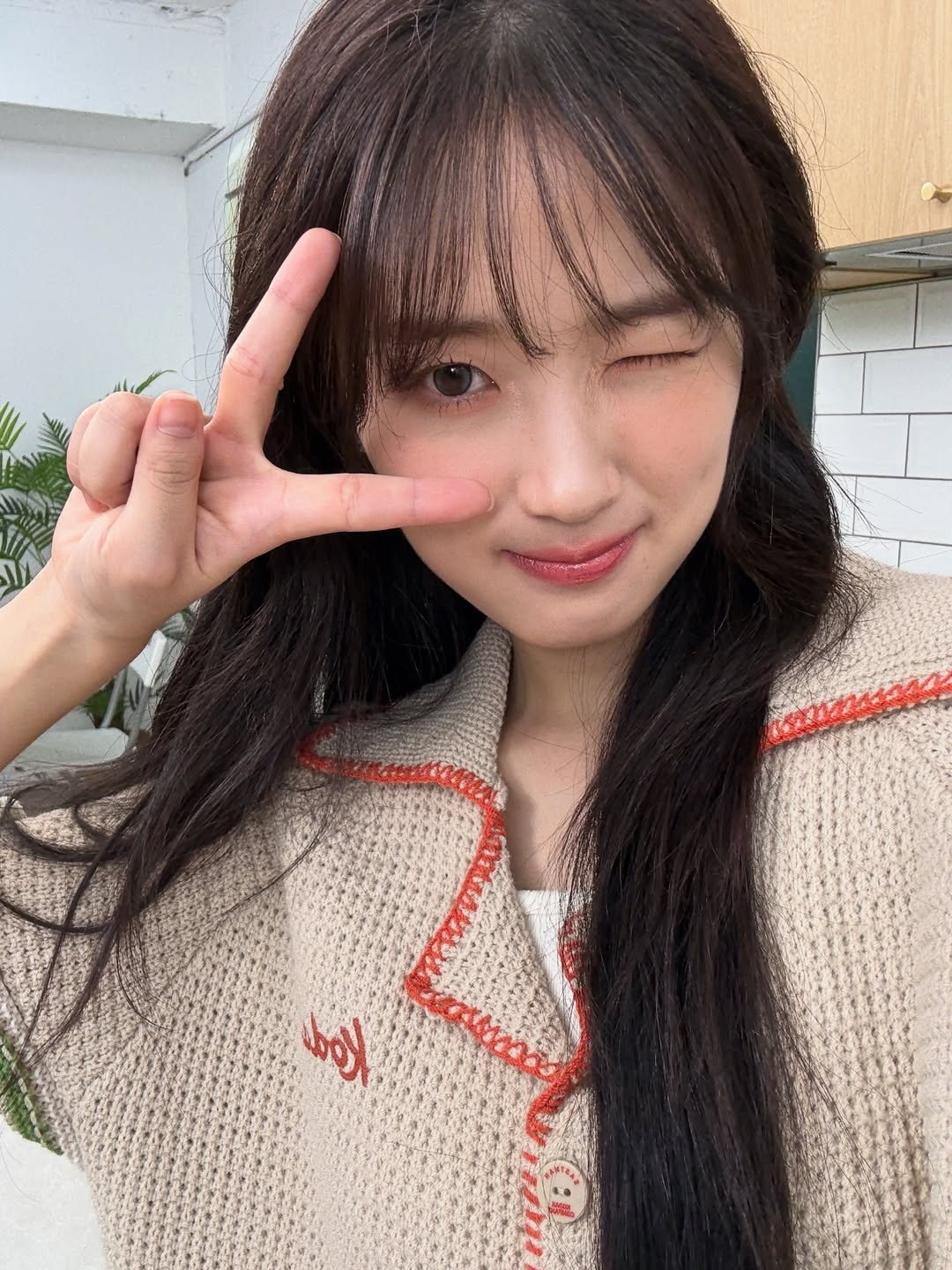 菱形臉額頭窄、顴骨寬、下巴尖，骨骼感強烈，自帶高冷氣場，但也容易給人距離感。