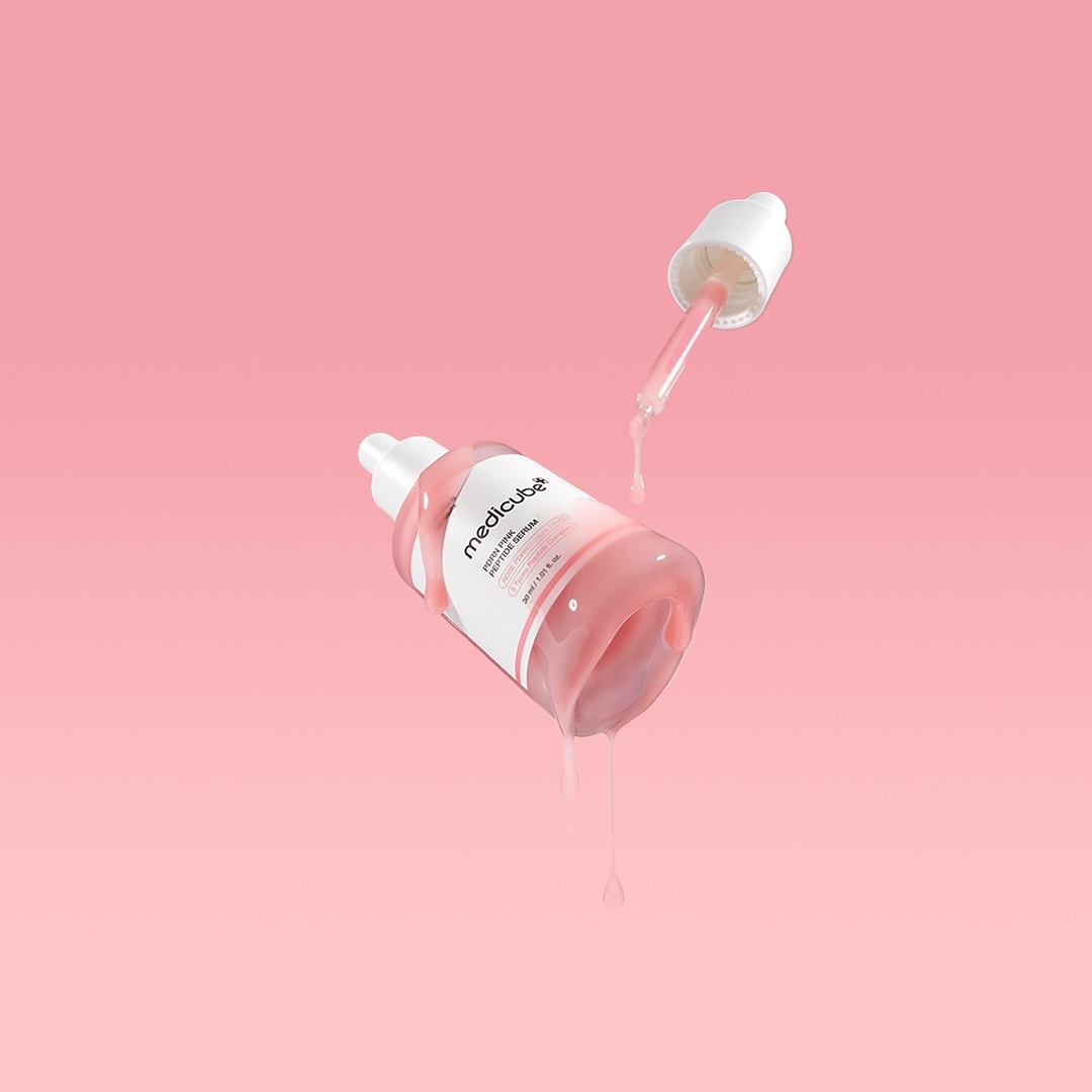 圖中的medicube產品主打 PDRN 成分（三文魚 DNA 萃取），能促進膠原蛋白生成，改善皮膚鬆弛與細紋，達到提拉緊緻的效果。