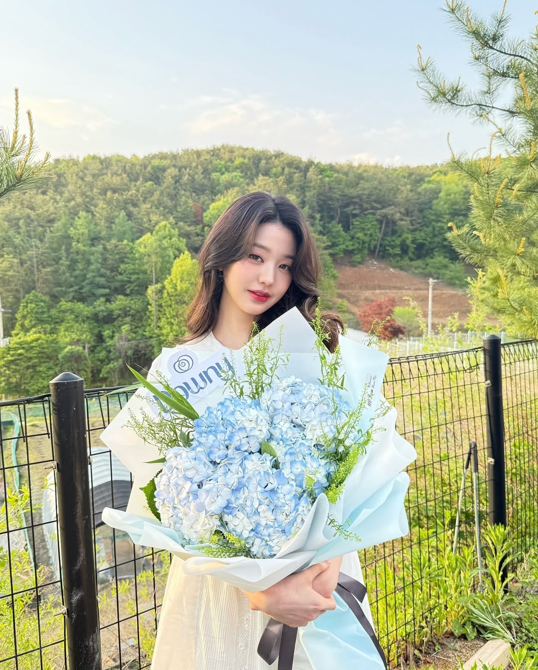 圖中顯示的是大八字瀏海，這是修飾臉型功能最強大的瀏海。