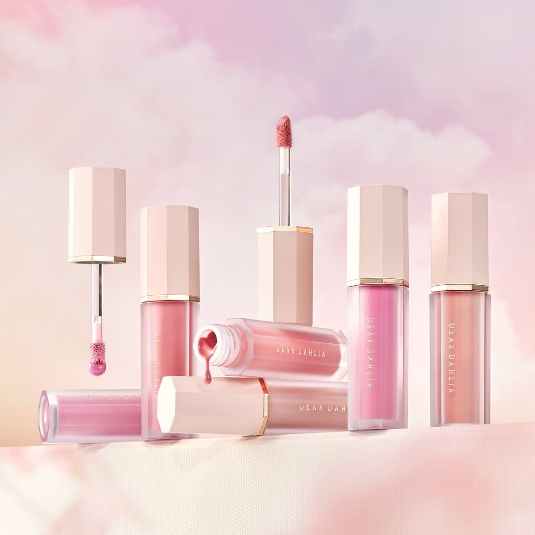 DEAR DAHLIA 的 Petal Drop Liquid Blush 身為專業純素品牌，不含八大有害物質，讓脆弱肌膚也能安心塑造好氣色。