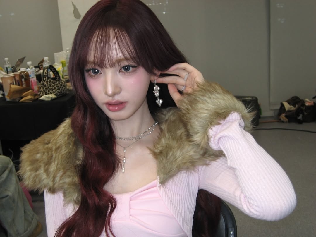 將高光輕輕塗抹在你希望突出的臉部區域，例如顴骨、鼻樑、眉骨、以及唇峰，能立即為臉部增添立體感與迷人的光澤，使整體妝容看起來更加精緻。