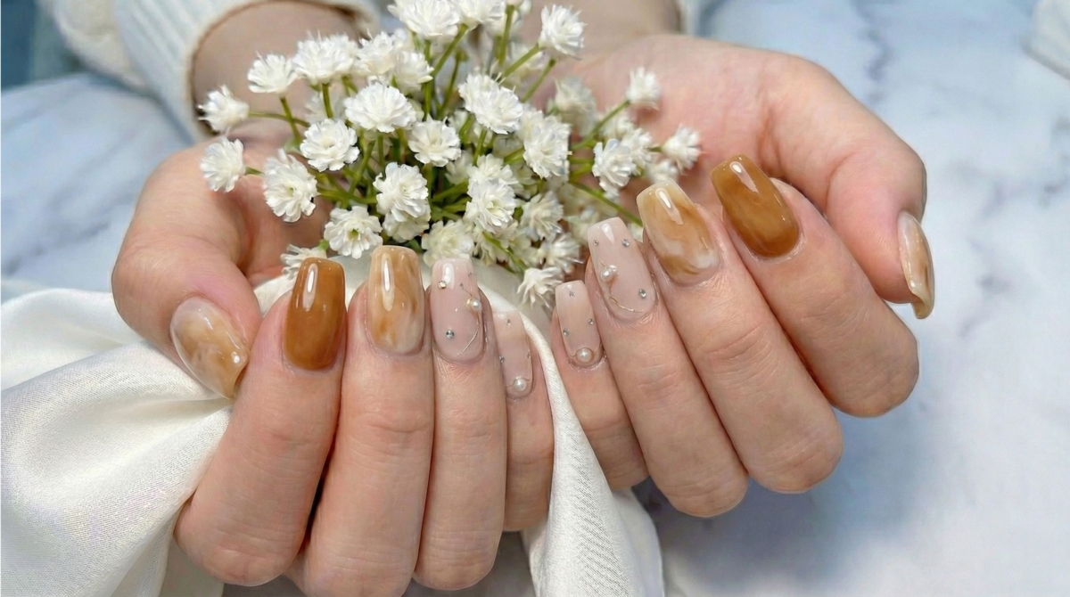 如果不想要大顆鑽飾的張揚,那麼圖中這款「碎鑽膠」就是低調奢華的最佳解。