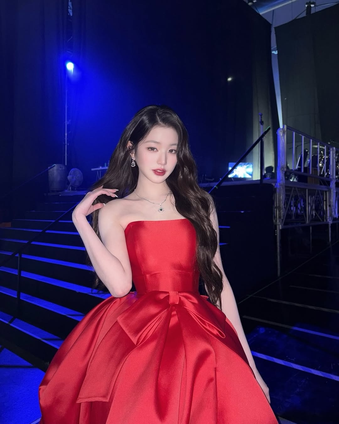 圖中顯示的是旁分大卷長髮，利用大直徑的電棒捲出蓬鬆的大波浪，搭配大旁分的瀏海根部站立。