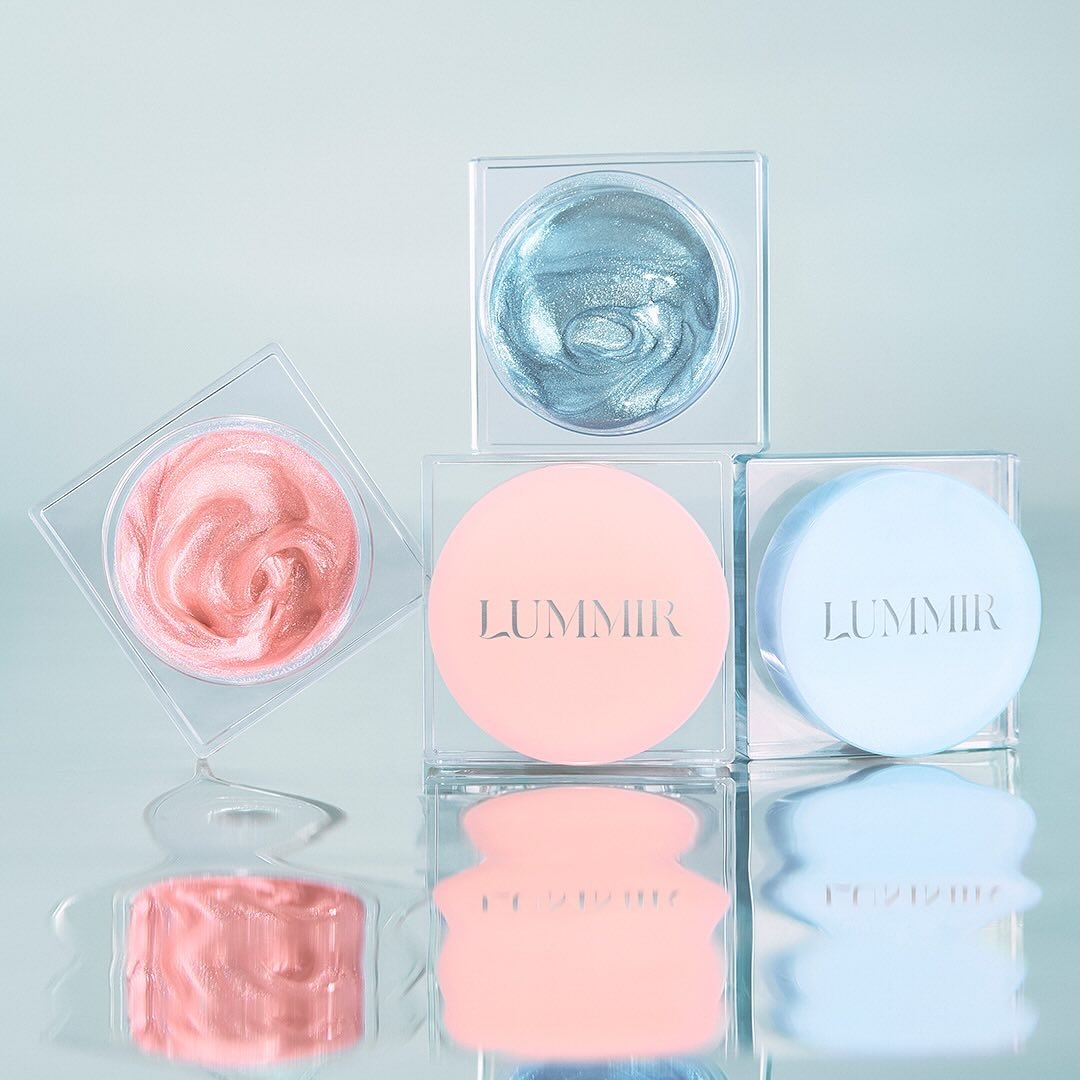 LUMMIR 多功能高光打亮露液態質地，與粉底的融合度極高，不會破壞原本的底妝。