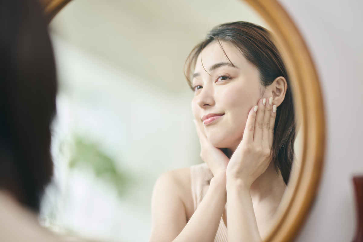 將頭髮全部綁起或整理至背後，露出完整的額頭、耳朵與下顎線條。在自然光下，距離相機約 20cm 拍攝一張正面無表情的照片，或對著鏡子觀察。