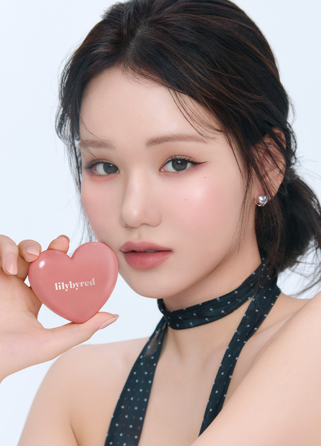 Lilybyred 腮紅膏膏狀柔滑易推，輕鬆打造自然紅潤氣色，日常通勤或約會都適合。