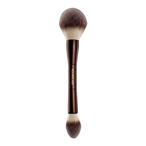 Hourglass Veil Powder Brush 雙頭化妝掃具備雙頭設計：一端為小型錐形，另一端為大型圓頭，擁有完美的刷毛形狀與密度。