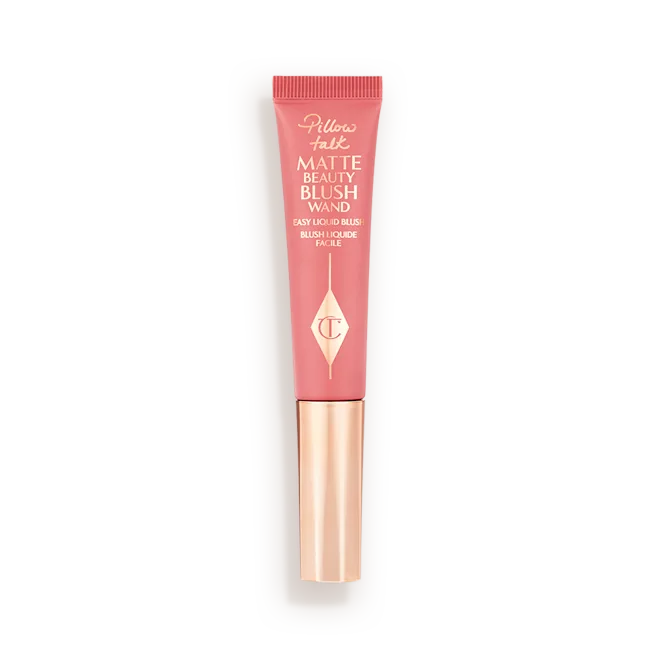 Charlotte Tilbury Matte Beauty Blush Wand霧面胭脂液配備柔軟海綿頭，方便精準上妝，呈現自然柔焦霧面效果。