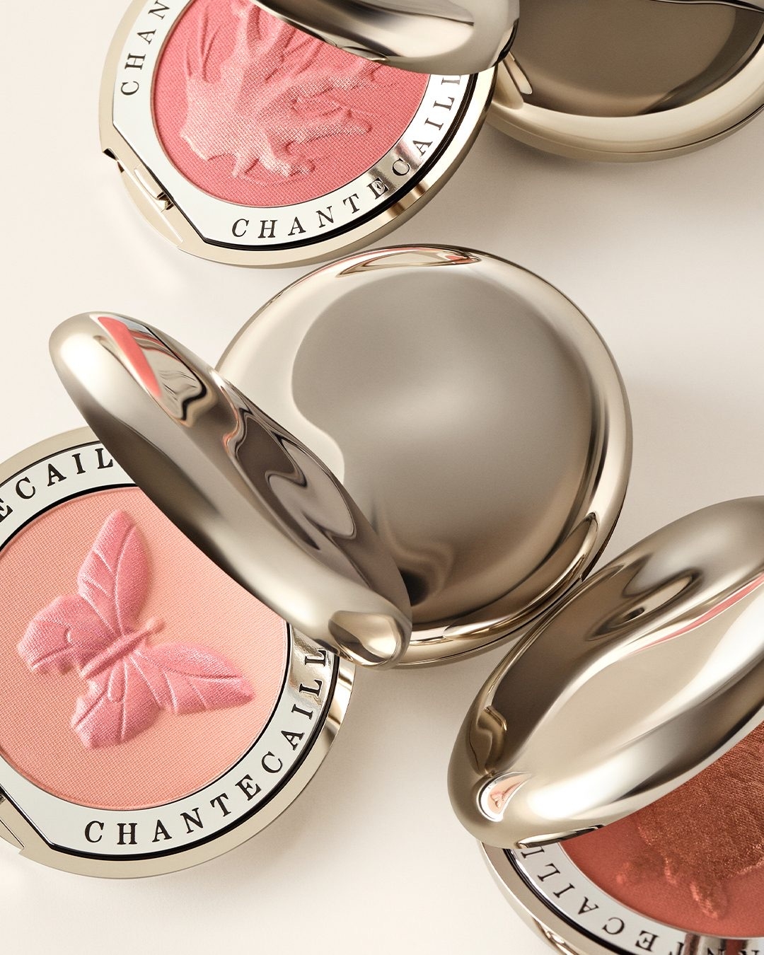 這款腮紅最吸睛的莫過於粉體上精美的保育動植物浮雕圖案，如帝王蝶、野馬等，結合公益與藝術的設計讓每次上妝都像在欣賞工藝品。