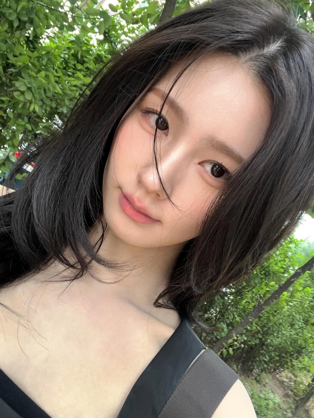 在打造這款眼妝時，建議首選霧感玫瑰棕、杏茶色以及備受矚目的「摩卡慕斯」淺棕色等低飽和柔和色系，利用這些自帶溫暖氛圍的霧面質地，進行極簡的單色或雙色暈染。