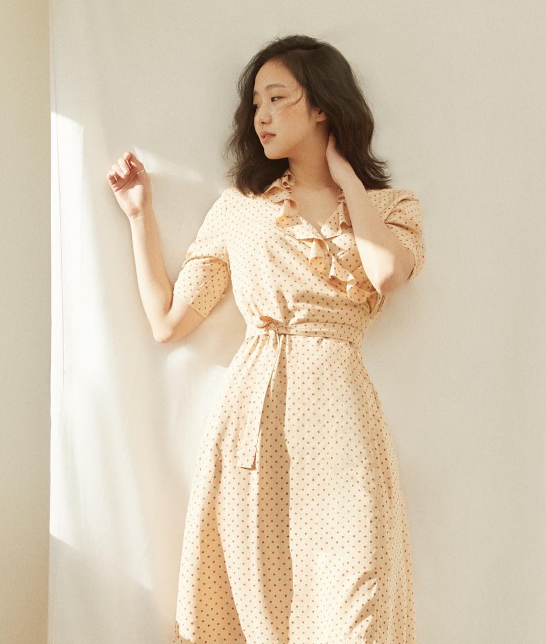 圖中顯示的是木耳卷中長髮，這是一款從髮根就開始有捲度的造型，捲度呈現波浪狀，類似木耳的邊緣。