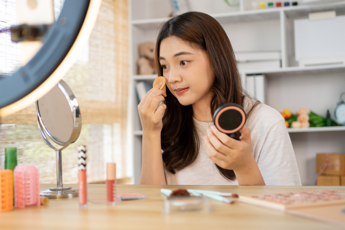 油性肌或混合肌可使用定妝粉或蜜粉控油，依照膚質選擇蜜粉或定妝噴霧，維持妝容持久不脫妝。