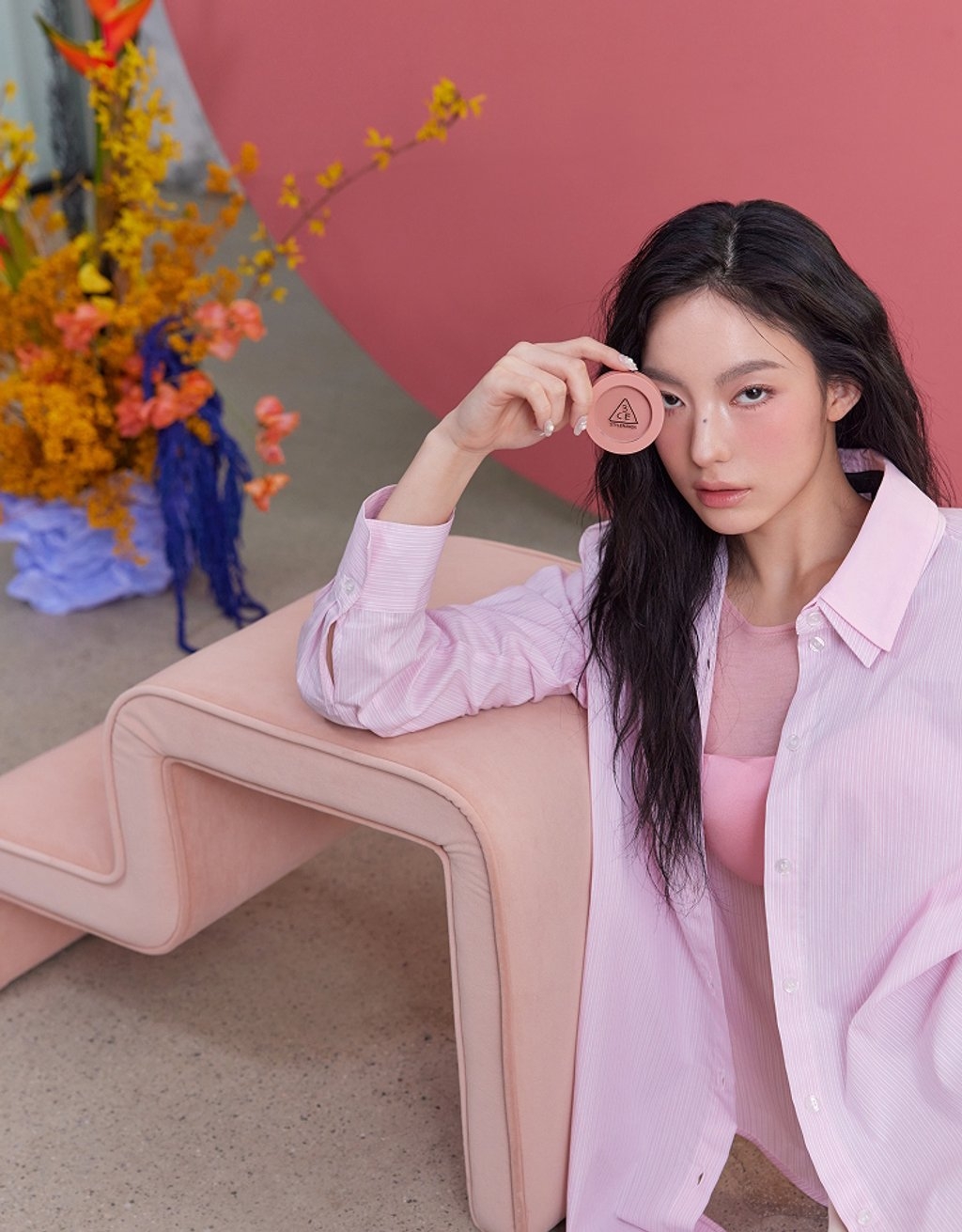 3CE Mono Pink 粉質細緻柔滑，打造乾淨自然的霧感紅暈，是韓系偽素顏必備經典腮紅。