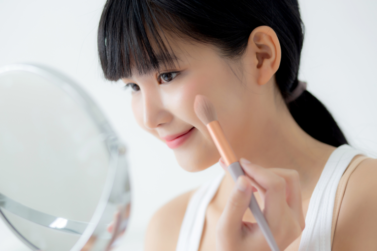 修容只要掌握「想縮小就刷陰影」、少量多次暈染，並依臉型、膚質與膚色選對部位、質地與色調，就能輕鬆打造自然立體輪廓。