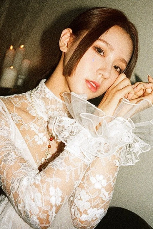 薇娟將長髮束成馬尾，只保留臉側公主切，保留個性又增添青春甜美感。