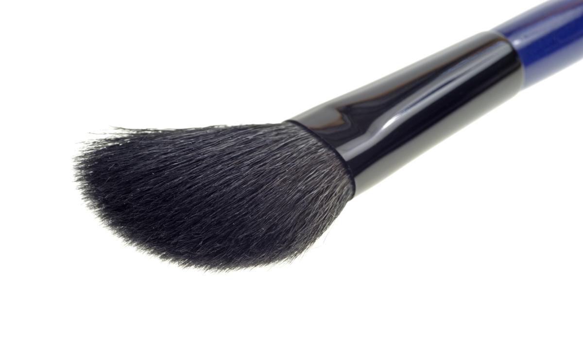 斜角腮紅刷具備獨特的斜面切割設計，尺寸通常比散粉刷略小。