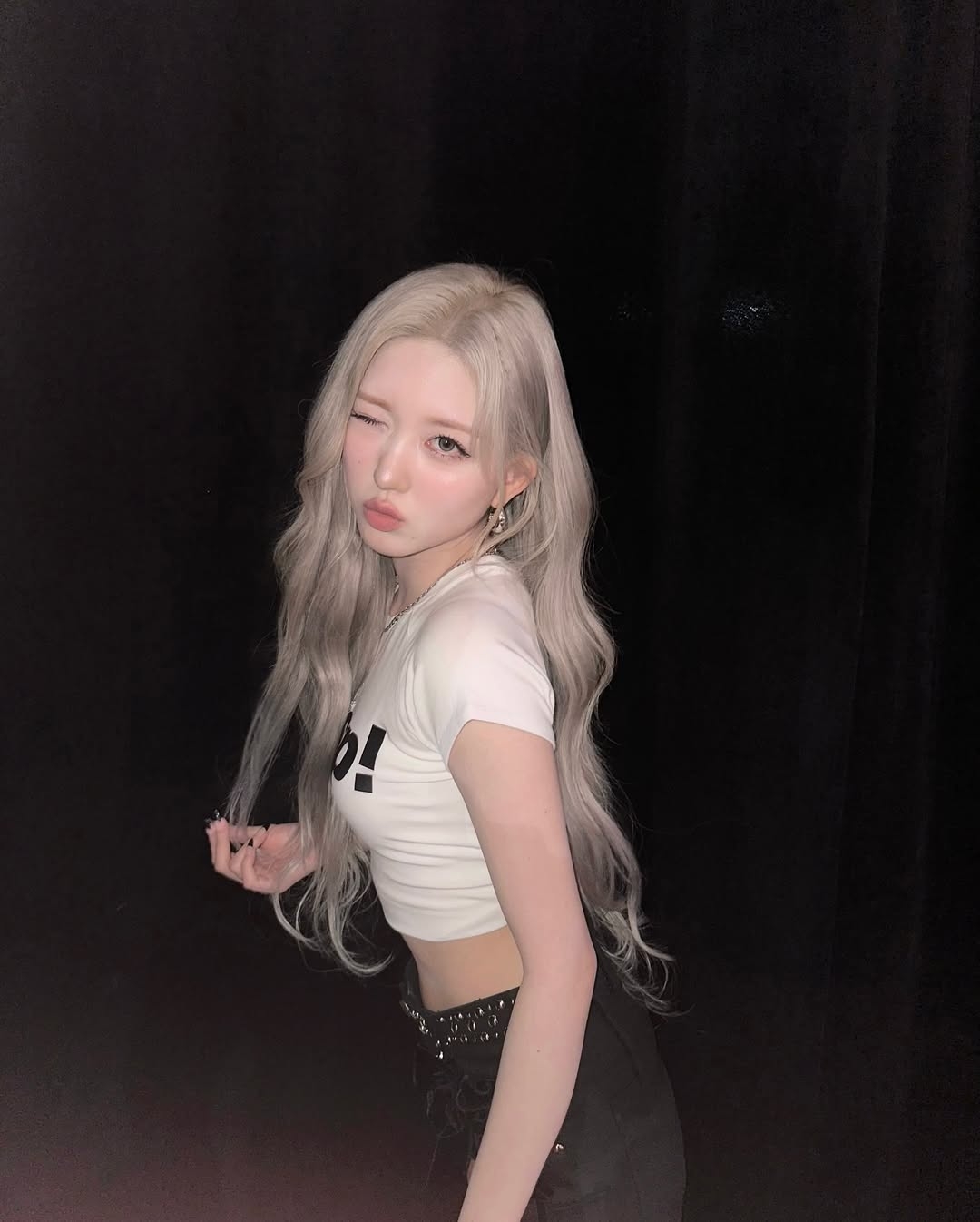 這款色系具備極強的高明度霧感，髮絲呈現出一種通透的精靈氣質，令視覺效果變得非常乾淨。