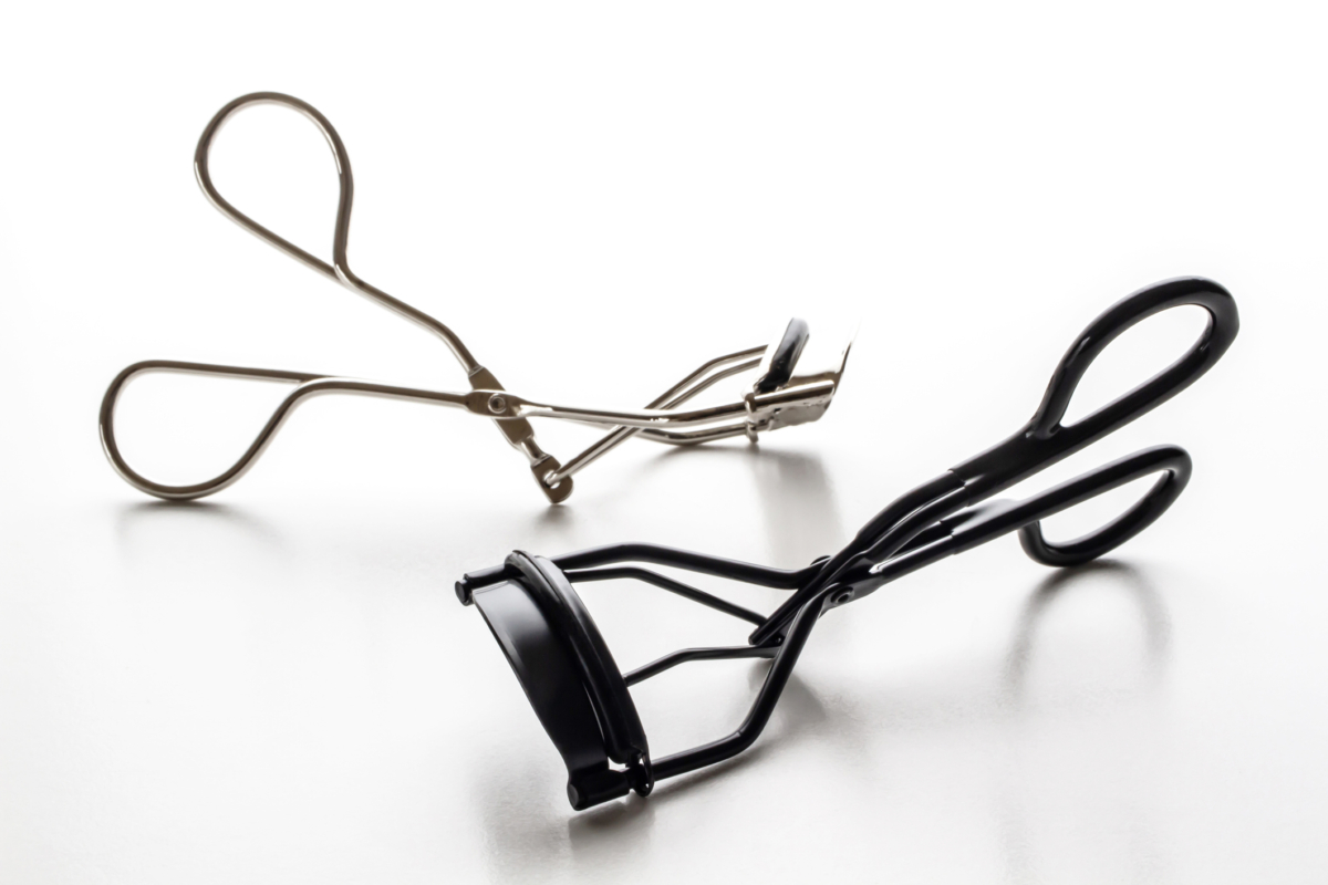 睫毛夾能從根部夾翹睫毛，立即提亮眼神、改善下垂，讓雙眼更有神。