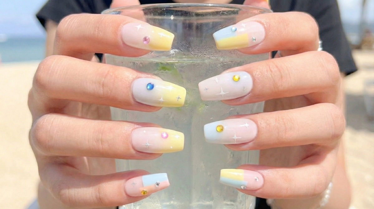 撞色美甲充滿玩心與活力感，適合夏日戶外活動、旅行或想讓指尖更加吸睛的場合。