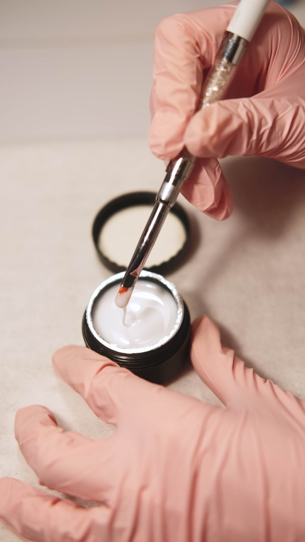 標準光療流程包含手部保養與甲面去油乾燥後，依序塗抹固定劑、底膠、色膠及上層凝膠以完成定型。