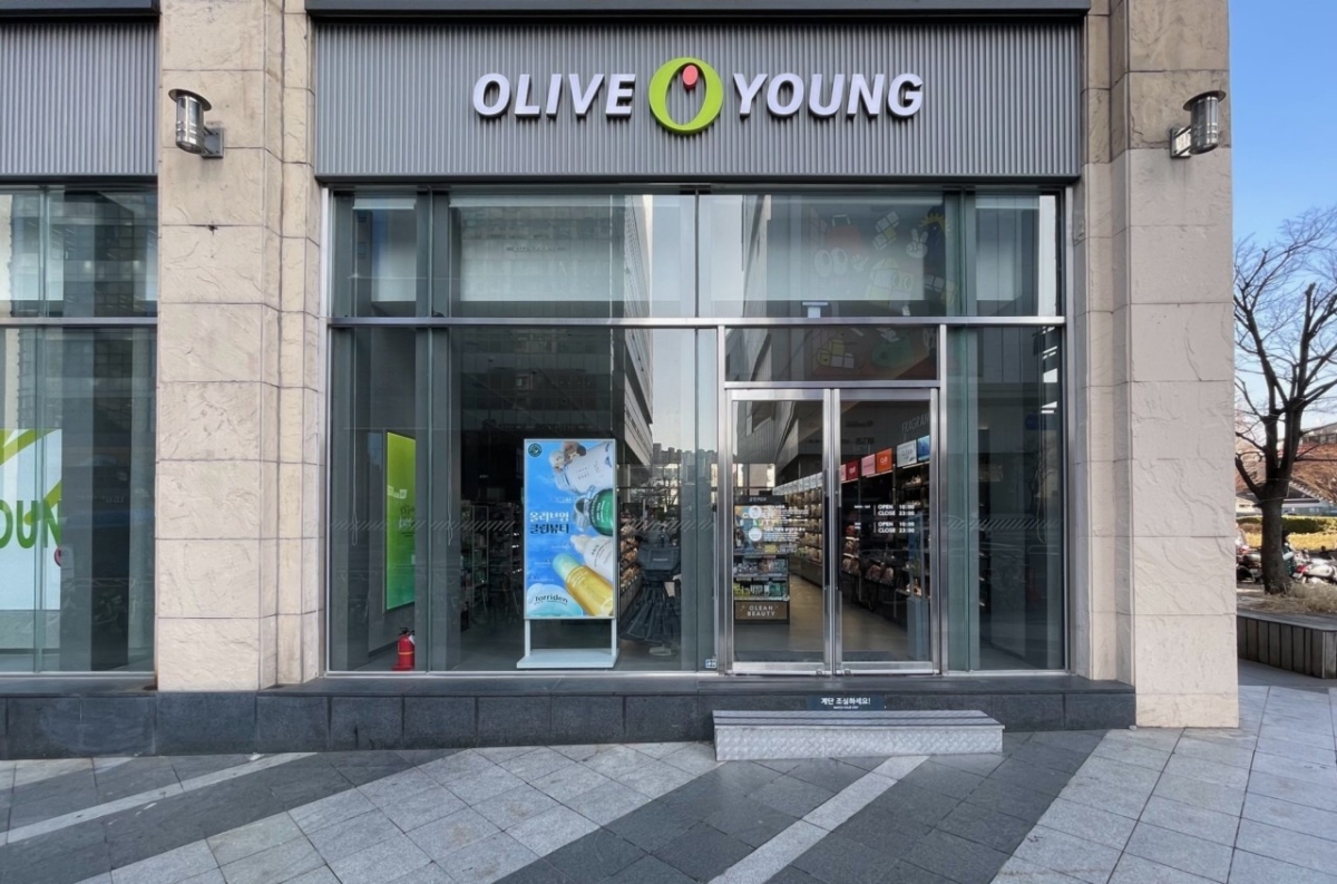 Olive Young 弘大機場鐵道店店面雖小但商品齊全，距AREX步行2分鐘，方便離境前快速補貨，周邊還有DAISO與Shake Shack可順道購物或用餐。