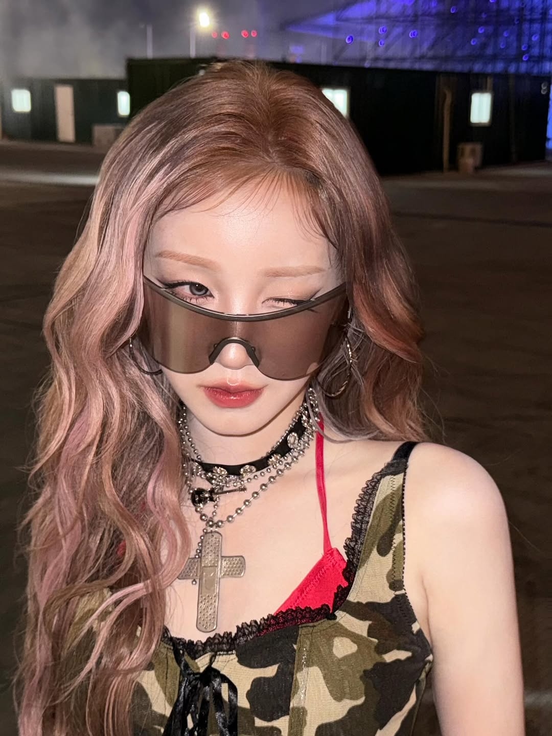 這款色系是針對暖肌女孩設計的「甜酷天菜色」。以蜂蜜棕為底，在臉周與髮尾交織粉棕色。