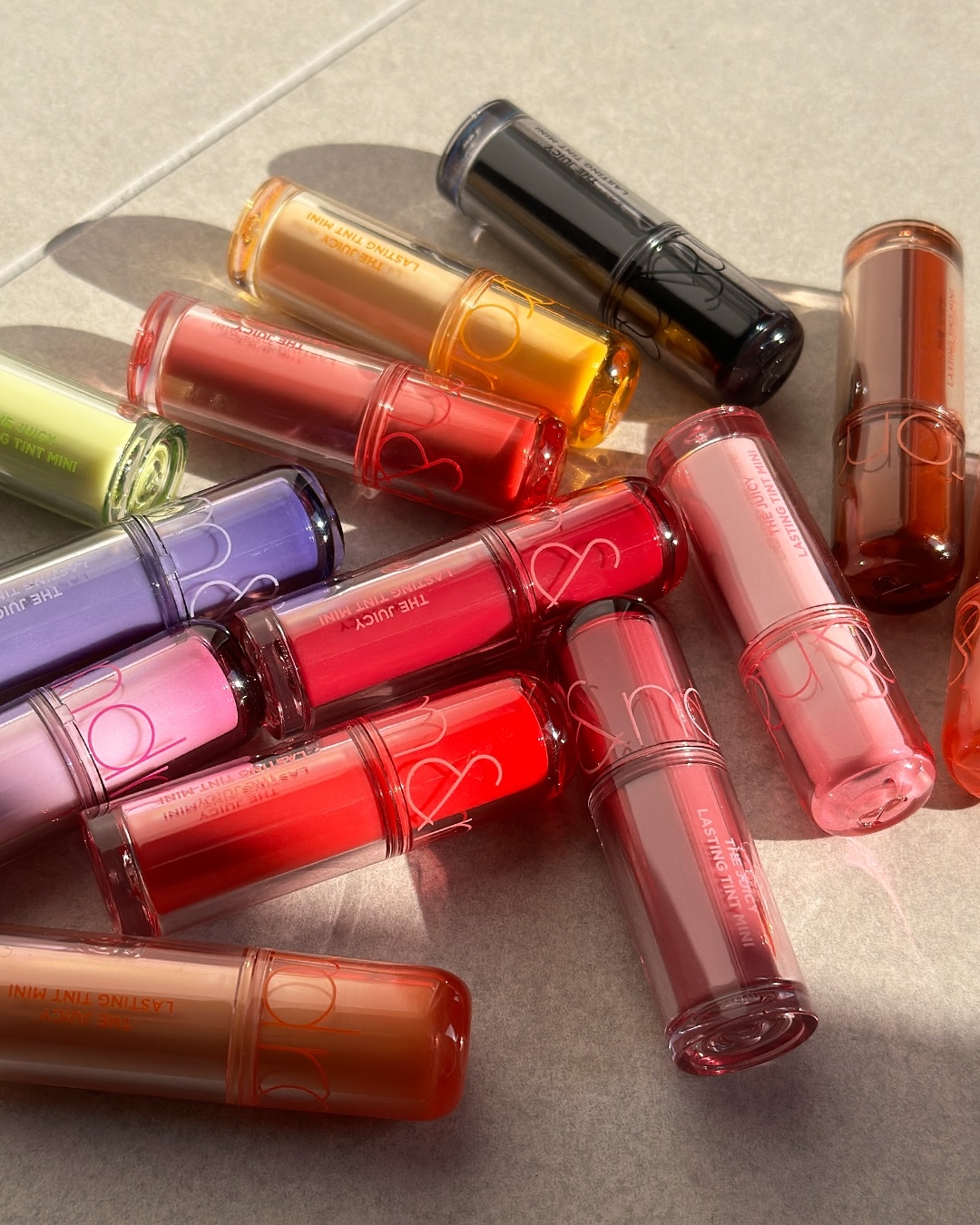 有著國民唇釉霸主的rom&nd 持久水亮果汁唇釉，今年推出的新色號依舊橫掃榜單。質地水潤輕薄，成膜速度快，能遮蓋唇紋並呈現琉璃般的光澤。