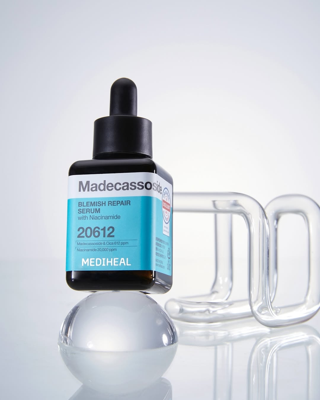 Mediheal 積雪草舒緩精華含積雪草複合物、茶樹精油與CICA，舒緩痘肌與敏感肌，修復屏障並均勻膚色。