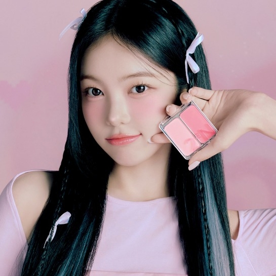 2aN 雙色腮紅以兩色巧妙搭配，粉質輕盈易上手，快速打造自然清透的漸層紅潤妝效。