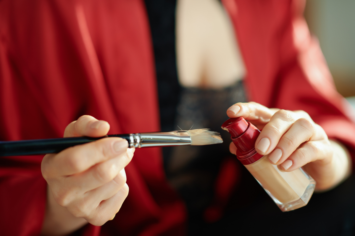 當我們談及妝容，打底可謂是重中之重，而粉底更是妝容的根基，其上妝工具的選擇至關重要。