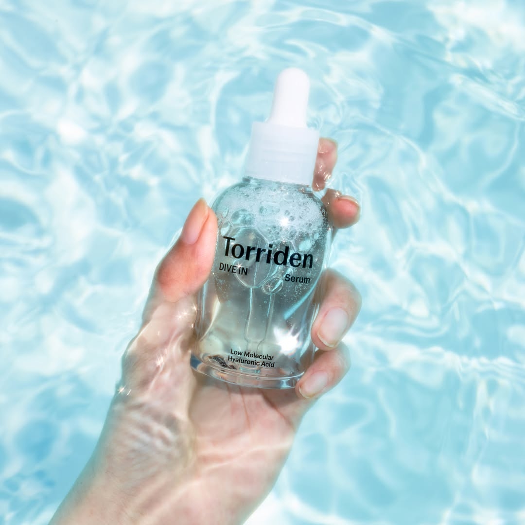Torriden 玻尿酸精華以五重玻尿酸深層補水並長效鎖水，讓乾燥粗糙肌恢復水潤柔嫩感。
