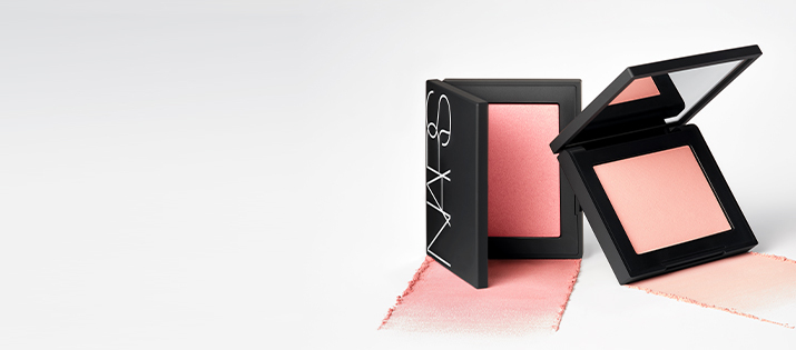 NARS Blush經典胭脂採用細緻柔滑粉質，提供霧面、緞光及珠光妝效，搭配多款色調打造不同風格的胭脂妝容。