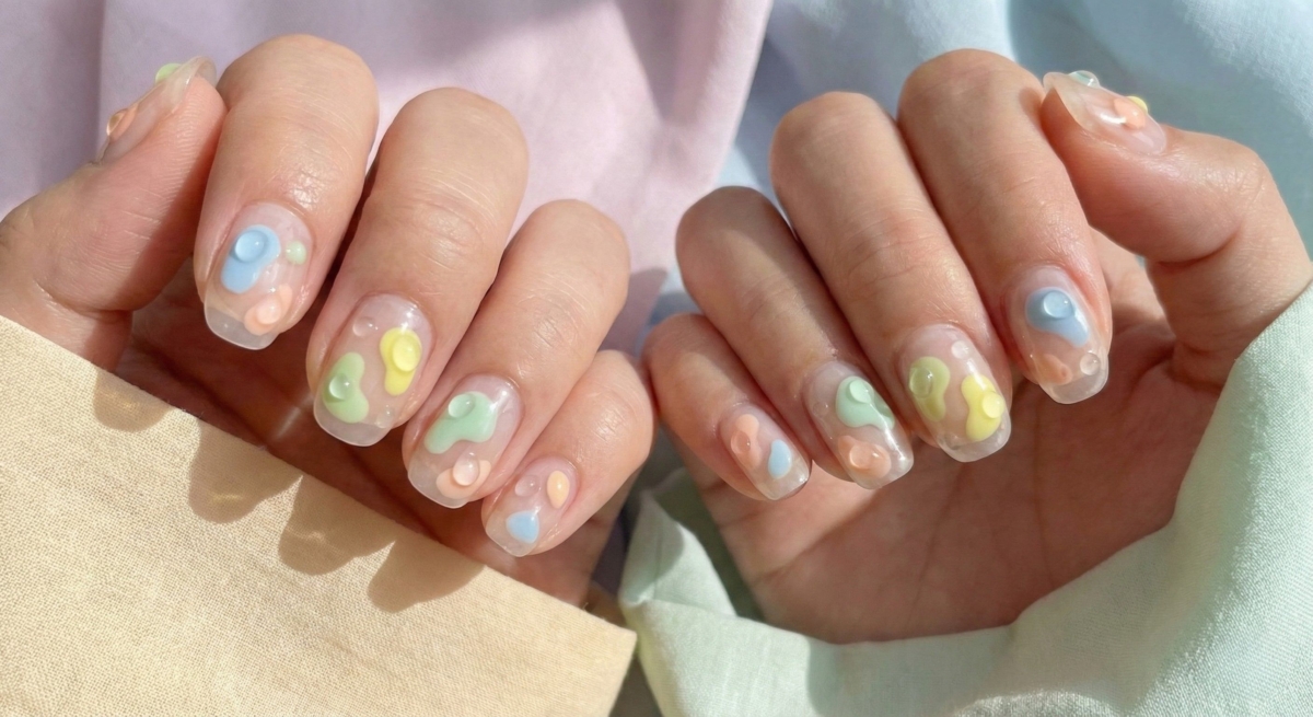圖中的這款多巴胺美甲,將馬卡龍般的繽紛色彩化為甲面上的立體果凍軟糖。