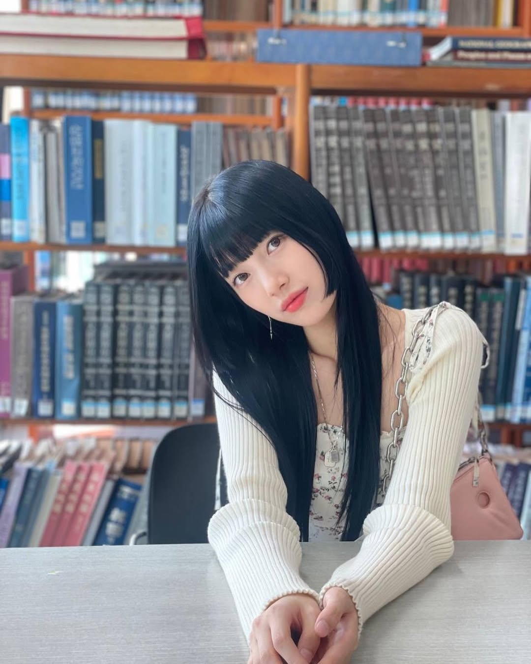 公主切是保留長直髮的俐落，但在臉頰兩側剪出齊平的短髮區塊，與後方長髮形成斷層。