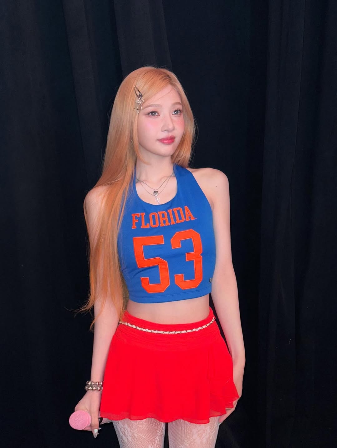 不同於清淡的果汁感，Joy示範了更具視覺衝擊力的「熱帶水果特調」風格。她利用高飽和度的色彩進行大膽撞色，展現出如夏日烈陽般的熱情與自信，是進階版的多巴胺穿搭示範。