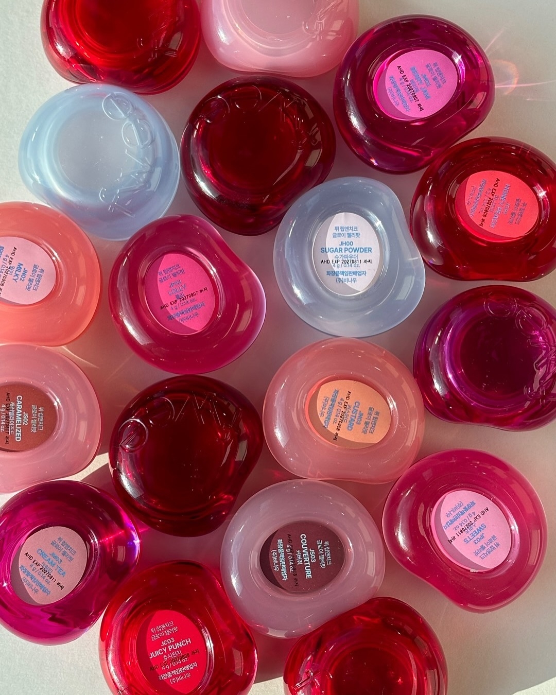 說到近期韓國美妝圈最熱門的「水光感」腮紅，絕對不能錯過fwee 果凍唇頰霜 Glowy Jelly Pot！