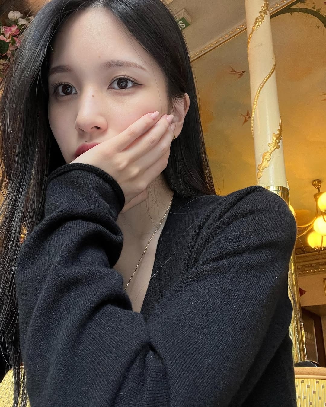 眼線部分講究自然的線條感，建議採用不刻意上揚的「平拉式」畫法，使其僅作為襯托眼神的存在而不搶戲，藉此自然拉長眼型並保留原生感。