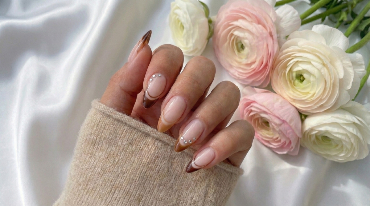 圖中展示玩變奏法式的美甲效果,這種設計既保留了法式的優雅基因,又融入了當季的流行元素。