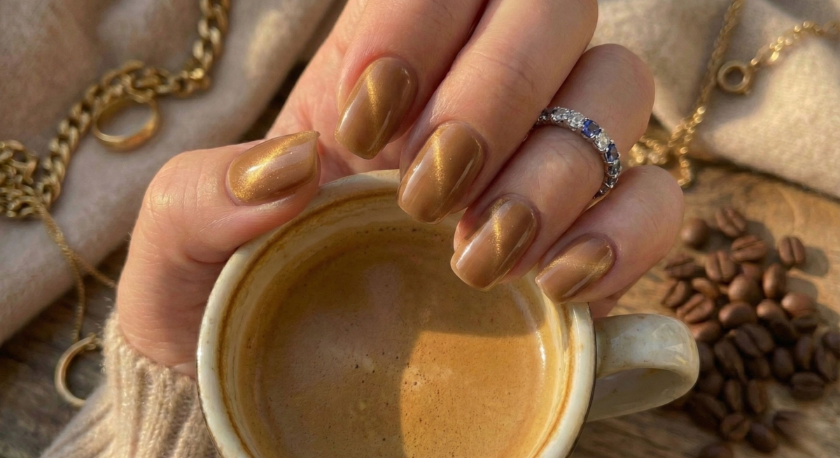 貓眼美甲利用磁粉吸出的獨特光帶,隨著手指角度變換光澤,像貓咪眼睛一樣深邃迷人。