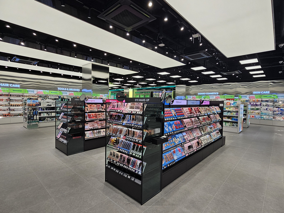 Olive Young 弘大入口店是資深美妝玩家的首選，店面寬敞、商品齊全，熱門新品與小眾精華液品牌都能找到。