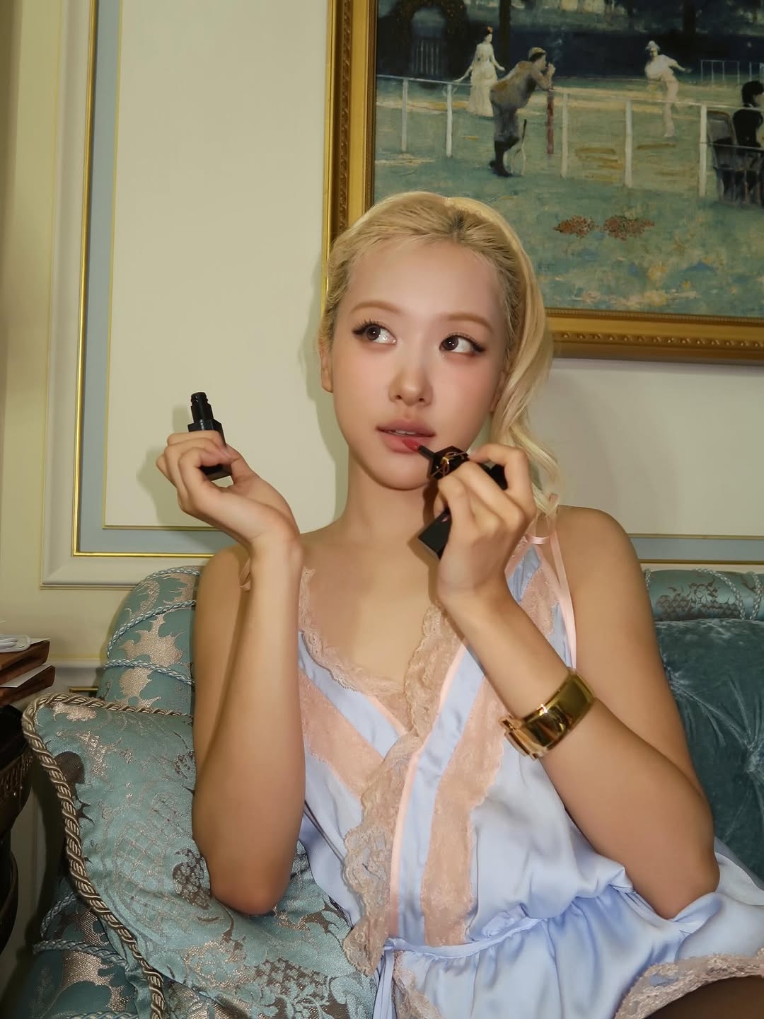 長型臉臉型窄長，中庭偏長，給人成熟、清冷的印象。