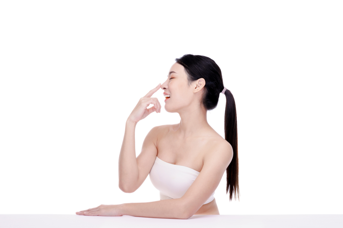 蒜頭鼻指鼻頭圓潤寬大且立體感不足的鼻型，常透過專業整形來修飾鼻部比例，提升五官的和諧美感。