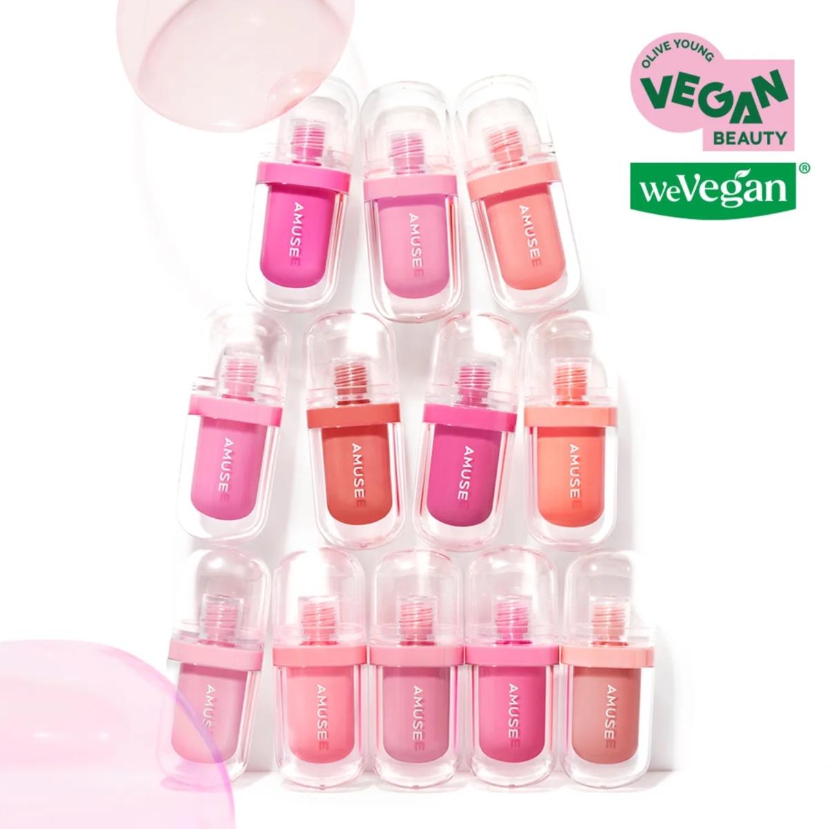 圖中展示的是AMUSE Jel-Fit 果凍唇釉，這款唇釉主打長達 12 小時的持久妝效，不僅顯色度高，更能打造豐盈立體的果凍唇妝感。