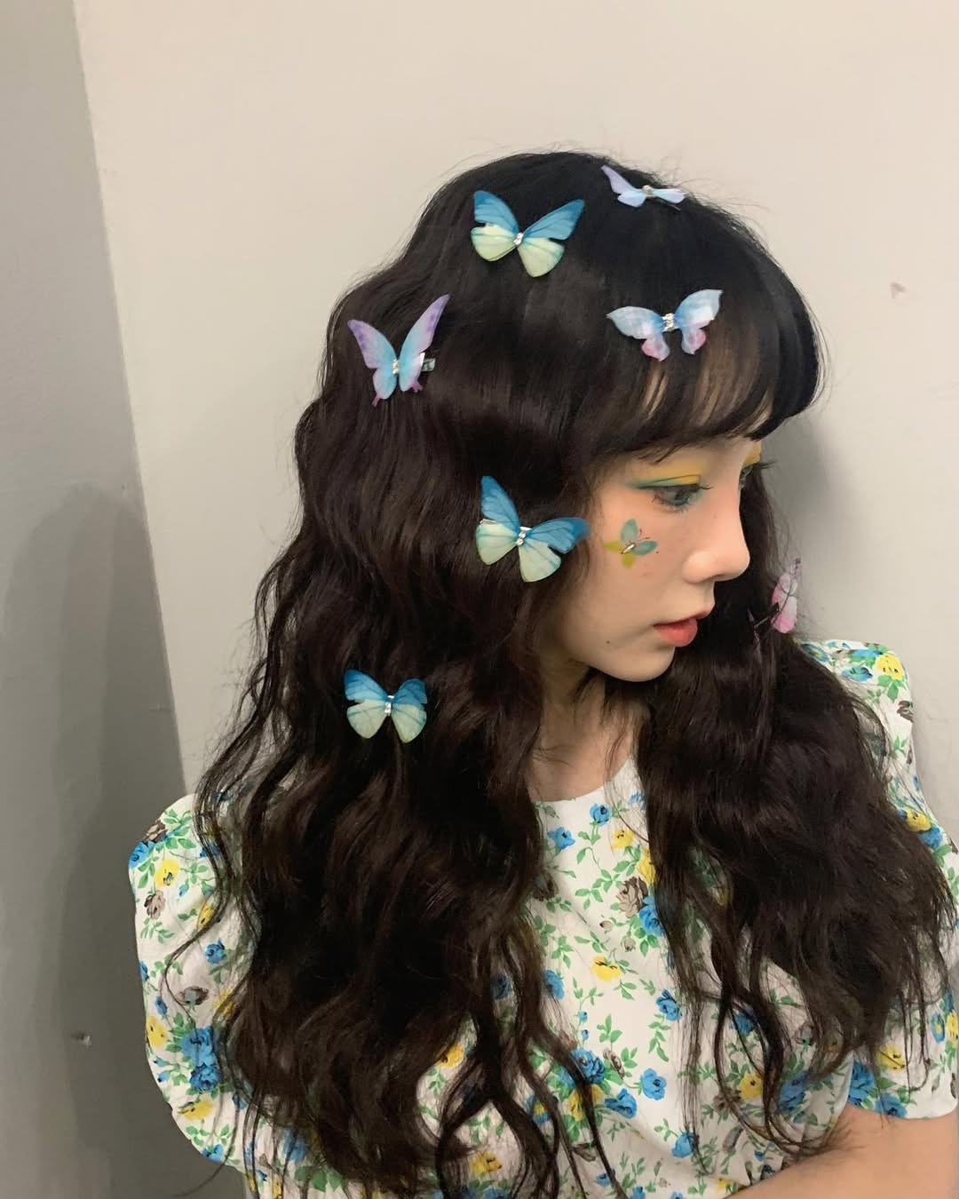 整體輪廓呈現 A 字型，上窄下寬，帶有一種古典的優雅美感。