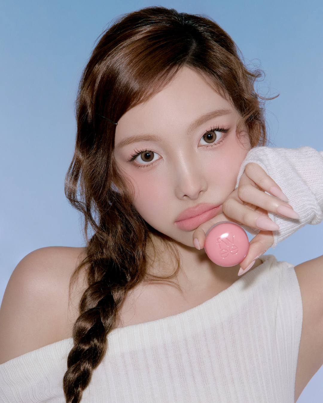 這款在韓國 Olive Young 掀起熱潮的 fwee 唇頰兩用腮紅霜，憑藉獨特的 Q 彈「布丁」質地成為 2025 年的腮紅推薦首選。